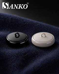 Boutons à tige SANKO brillants en métal bicolore noir et crème avec boucle pour manteaux, vestes et couture - Product Image 3