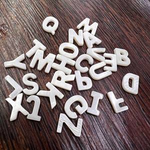 <span class=keywords><strong>Perles</strong></span> de coquillage percées sur le bord de 15mm <span class=keywords><strong>Lettres</strong></span> en feuille d'or-Pendentif à breloque bricolage pour la fabrication de bijoux-<span class=keywords><strong>Amazon</strong></span> Best - Product Image 1