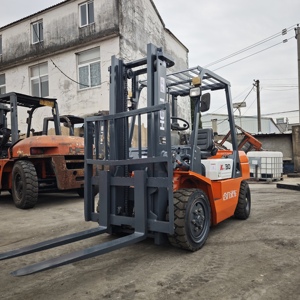 Chariot élévateur HELI 30 d'occasion, 3 tonnes, moteur Isuzu, pneus pleins, pour usage extérieur, déplaceur latéral hydraulique, mât à deux étages, faible nombre d'heures de fonctionnement - Product Image 6