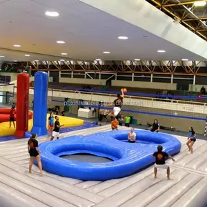 Gran playa PVC inflable Bossaball es jugado voleibol corte a Música Latina deportes al aire libre juego bossaball corte