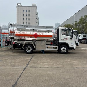 Mini-citerne mobile FOTON 4x2 3000L en alliage d'aluminium avec distributeur pour le ravitaillement en carburant diesel - Product Image 4