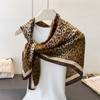 Écharpes de tête carrées en tissu imprimé léopard, motif animal de luxe à la mode européenne, impression personnalisée d'été