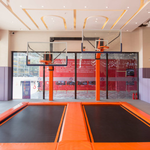 Slam dunk de basket-ball dans un parc de trampolines - Product Image 2