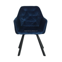 Chaise de salle à manger en velours tufté bleu profond avec accoudoirs élégants et pieds en métal