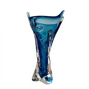 Vase en verre soufflé à la main bleu, design artistique sculptural, pièce décorative artisanale, accent moderne pour la maison - Product Image 1