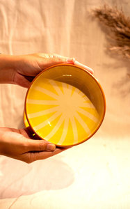 Bol en céramique grès de qualité supérieure, cuite à haute température, à rayures jaunes, finition unique, compatible micro-ondes, fait main, style culture tribal, pour une touche d'élégance - Product Image 2