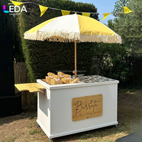 LEDA Nouveau design Chariot à dessert en acrylique blanc Chariot alimentaire mobile avec roues Parasol géant pour la décoration de mariage