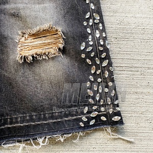 Shorts en jean streetwear pour homme, avec logo personnalisé en strass, bords bruts, effet usé et délavé à l'acide - Product Image 6