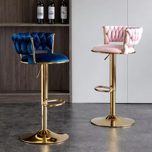 Taburete de bar Ekintop con estructura de metal dorado, asiento de terciopelo, giratorio y de altura ajustable para barra de bar. - Product Image 4