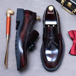 รองเท้าลำลองงานฝีมือดีไซน์ใหม่ รองเท้าโลฟเฟอร์แฟชั่น รองเท้าทรงแหลมสีดำสำหรับสุภาพบุรุษ - Product Image 4