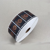Vinilo Sintético con Acabado Brillante, Resistente al Agua y a Desgarros, con Fondo Negro y Estampado Dorado Personalizado con el Logotipo del Fabricante