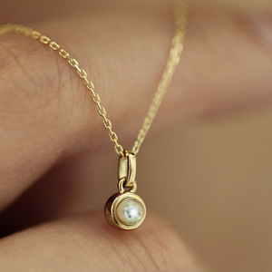 Ciondolo con Perla Coltivata Placcato Oro 18K, Montatura a Castone, Rotondo Bianco, Minimalista, per Uso Quotidiano, Gioiello Unisex - Product Image 1