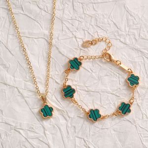 Conjunto de joyería de moda para mujer, collar y pulsera con baño de oro y flor de cinco pétalos - Product Image 2