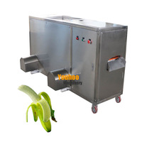 Un ouvrier opération alimentation manuelle auto banane plantain peeling maquina de peeling de banane