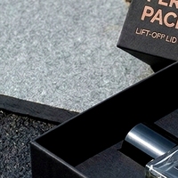 Boîte à parfum rigide noire de luxe sur mesure en deux parties avec couvercle amovible et insert ajusté pour présentation d'emballages de parfums personnalisés