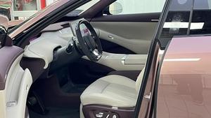 YU7 MAX 2025 d'occasion, modèle à longue autonomie, haute performance, 4x4, édition MAX, SUV, autonomie de 760 km, véhicule électrique, YU7 rose sur gris - Product Image 3