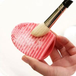 Outil de nettoyage de pinceaux de maquillage en silicone texturé doux, écologique, avec une conception de prise en main confortable et un nettoyage efficace et délicat. - Product Image 3