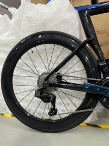 Vélo de route haut de gamme en fibre de carbone 3K avec transmission sans fil à 24 vitesses et jeu de roues en carbone 700C pour le cyclisme de compétition - Product Image 3