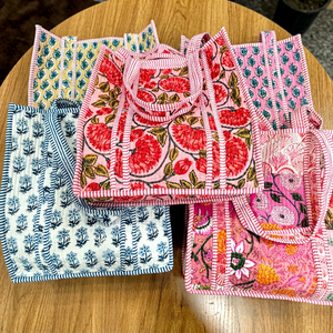 Lote al por mayor de bolsos tote acolchados con bordado, cierre de cremallera, diseño floral, para regalo nupcial, playa, fin de semana, viaje de una noche, o uso casual. - Product Image 1