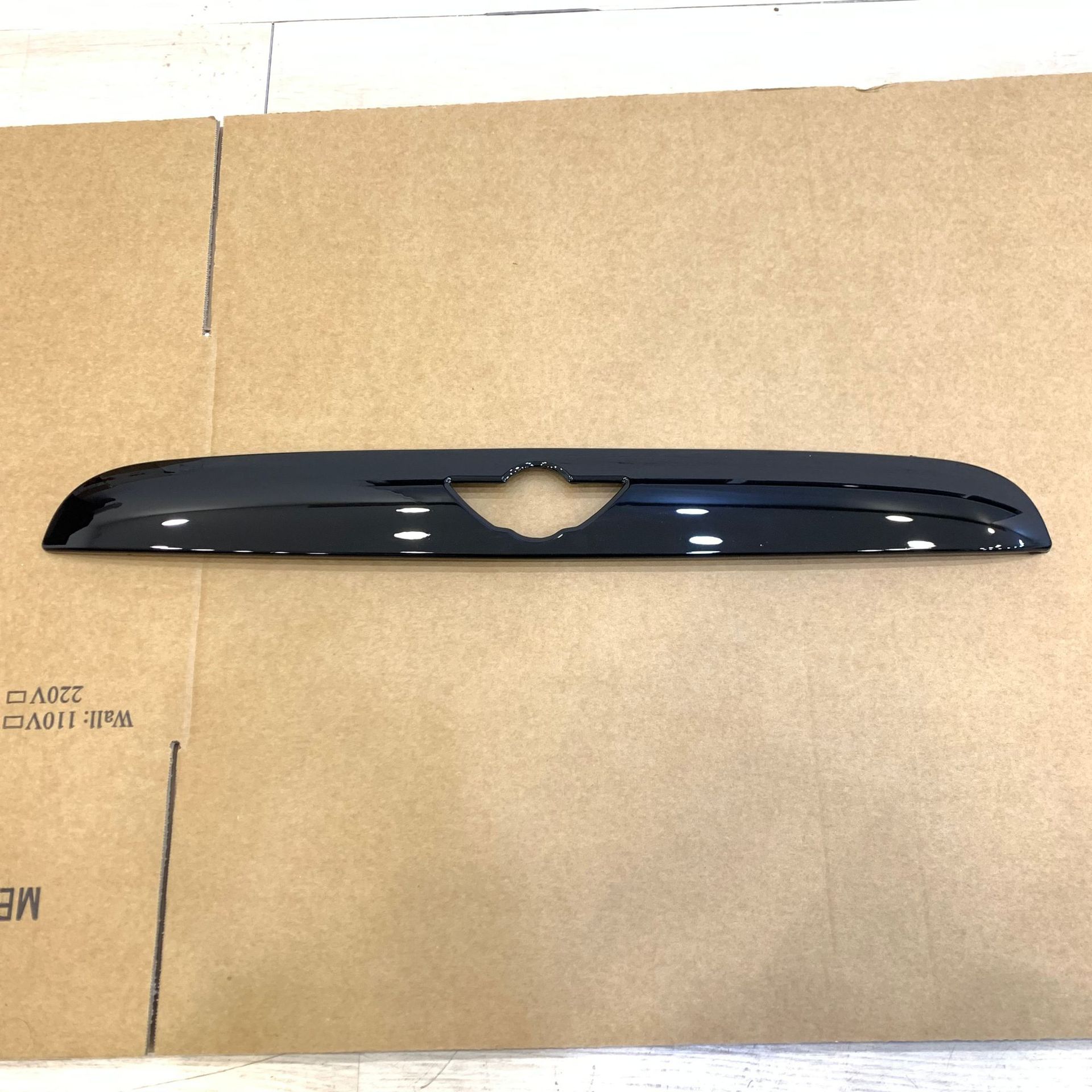 Embellecedor de liberación del maletero negro, modelo antiguo [cubierta]