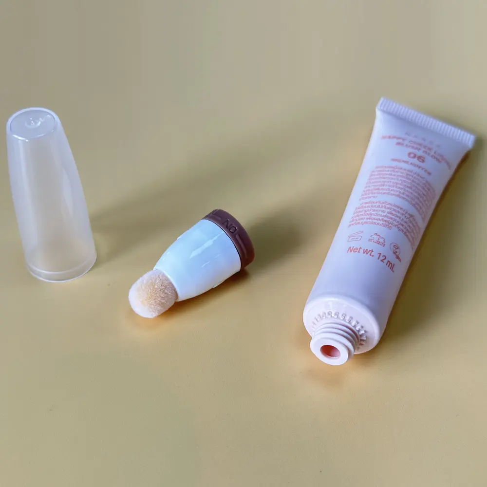 Tabung lip gloss ramah lingkungan plastik bulat 10 ~ 25ml, tabung perona pipi cair kosong dengan aplikator kepala spons