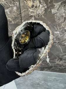 Montre à quartz au design brillant avec des pierres en moissanite glacées offrant un éclat luxueux et une précision - Product Image 5