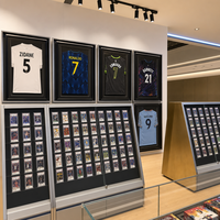 Vitrine de présentation TCG professionnelle personnalisée pour le commerce de détail, avec logo sur mesure, pour cartes de collection et cartes sportives classées, destinée aux magasins