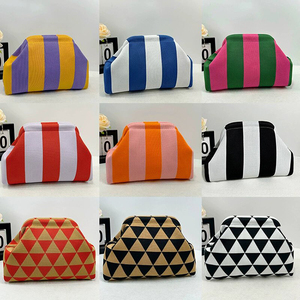 Logo kustom banyak warna tas tangan rajut bergaris wanita baru untuk bepergian cantik dan serbaguna tas kosmetik dompet anyaman desain awan - Product Image 3