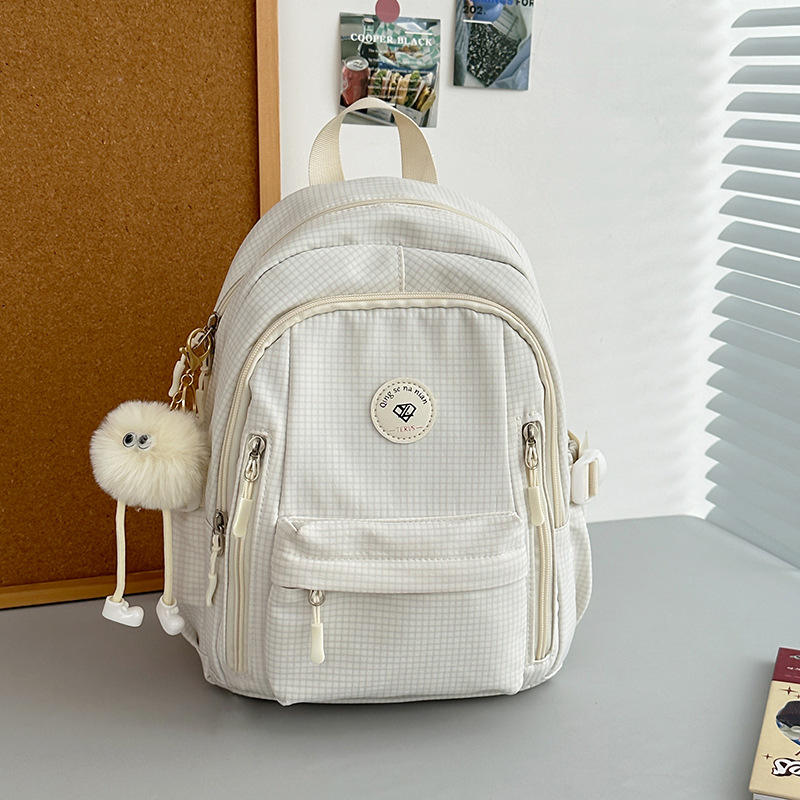 สีขาวพร้อมจี้