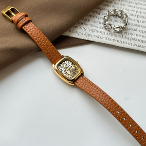 Montre à quartz élégante pour femme avec cadran léopard, boîtier doré, bracelet en cuir, design rectangulaire analogique avec chiffres romains, design tendance - Product Image 5