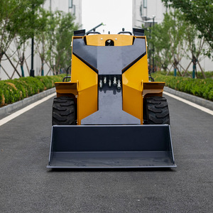 Chargeuse compacte à direction par déplacement (Skid Steer Loader) à essence, jaune, équipement de construction compact avec rayon de braquage court - Product Image 2