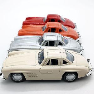 Modèle de voiture vintage en alliage avec fonction de recul et portes ouvrantes - Product Image 4