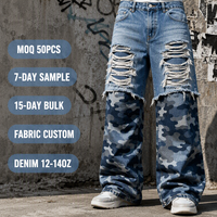 Pantalon cargo hybride pour homme, personnalisé, bleu vintage, style streetwear, en denim épais, déchiré et vieilli, motif camouflage, coupe large, avec ourlet brut et éléments utilitaires, collection automne