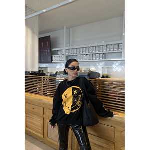 Sudadera con Capucha de Seda Negra de Alta Calidad para Mujer, Estilo Diario con Cremallera Bordada y Estampado Frontal - Product Image 4