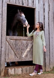 Pantalon Kurtis en rayonne Dobby lourde avec travail à la main pour fête de mariage et tenue régulière disponible à un prix abordable - Product Image 5