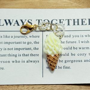 Porte-clés cornet de glace en acrylique durable, imprimé UV, motif dessin animé, accents dorés, cadeau d'anniversaire fantaisie pour femme, marque CHENXI - Product Image 5