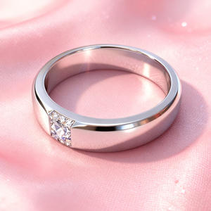 Anello di Fidanzamento di Alta Gamma in Platino Placcato Rame con Moissanite da 1ct e Diamante, Eleganti Anelli di Moissanite per Coppie - Product Image 3