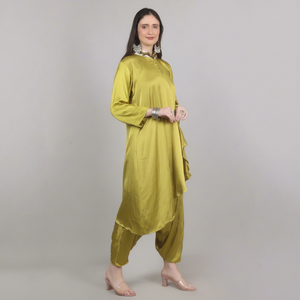 Conjunto moderno de 2 piezas para mujer, estilo kaftan dhoti en color mehndi con cuentas, pedrería y lentejuelas, estilo moderno para chicas. - Product Image 1