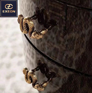 आधुनिक लक्जरी सॉलिड वुड डेस्क हाईन एंड होम ऑफिस फर्नीचर टेबल डिजाइन मेटल प्रेसिडेंशियल कस्टम डेस्क - Product Image 4