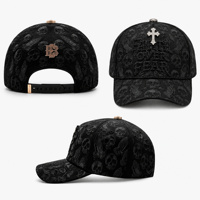 Casquette de baseball unisexe ajustable style streetwear avec broderie jacquard rose et crâne gothique noir, strass et épingle croix, emballée en coffret cadeau