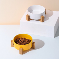 Accessoires pour chiens et chats en gros : Gamelle double surélevée en céramique avec cadre en bambou écologique de luxe pour aliments et eau