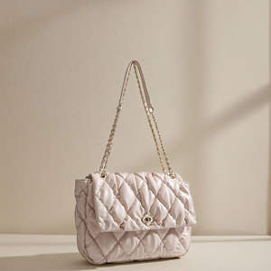 Sac à bandoulière personnalisé pour femme, haut de gamme, léger, imperméable, en polyester PU, avec chaîne décorative. - Product Image 1