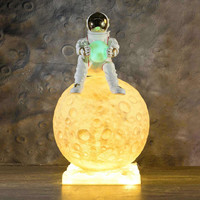 Statue d'astronaute personnalisée, sculpture d'astronaute en fibre de verre avec drapeau pour centre commercial et aménagement de parc pour enfants