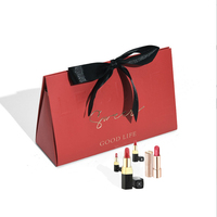 Boîte-cadeau en papier pailleté argenté en forme de triangle de parfum de rouge à lèvres de luxe avec fermeture à ruban