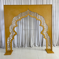 Arche de scène de luxe en métal doré pour mariages musulmans et indiens, avec décor floral sculpté et éclairage LED