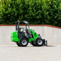 Mini Caricatore a Ruote Verde a Batteria con Forche per Pallet, Cabina Articolata ROPS per Agricoltura e Costruzioni