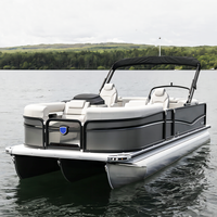 Bateau ponton familial spacieux de 23 pieds avec sièges canapé haut de gamme, configuration de pêche, accès au bain, auvent bimini et moteur hors-bord