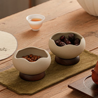 Kiezelschotelvormige snack schaal met houten voet 160ml steengoed noten schaal gebogen opening Wabi Sabi theetafel gedroogd fruit snoep schaal