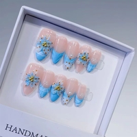 Faux ongles à presser faits main de style français, frais et clairs, multicolores, avec motifs floraux gravés effet givré, perles dorées et étamines florales