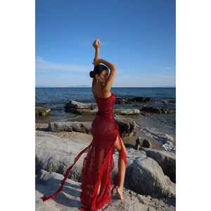 Robe de soirée longue rouge Paxton à sequins, fendue, taille empire, col montant, drapée à plusieurs niveaux, idéale pour banquets et mariages - Product Image 1